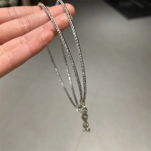 Makroaufnahme der silbernen Strass-Creolen mit funkelnden Kristallakzenten für Damen