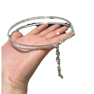 Zweilagige silberne Choker-Halskette mit funkelndem Zirkonia-Wassertropfen-Anhänger
