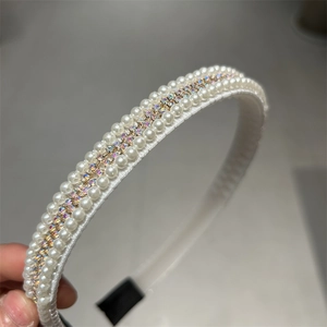 Vue détaillée des perles doubles et strass colorés sur un serre-tête en tissu blanc