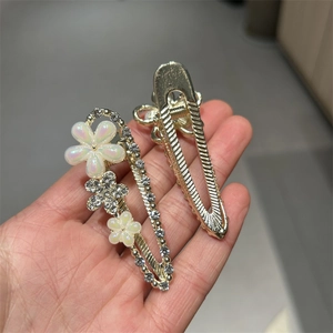 Barrettes à cheveux dorées avec fleurs perlées et strass, accessoires de coiffure élégants