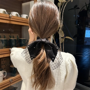 Luxuriöse Haarspange aus schwarzem Satin und Organza mit Strasssteinen für elegantes Styling