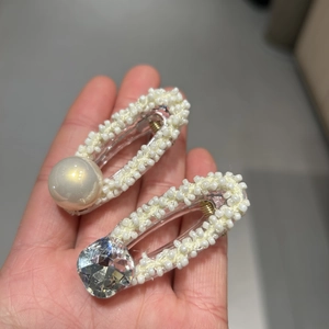 Eleganti fermagli per capelli con perle e gemme e bordi di perline in stile 2024
