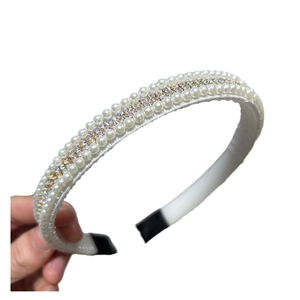 Serre-tête vintage élégant avec perles et strass sur base en tissu blanc pour femme