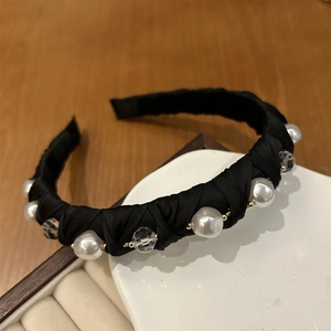 Serre-tête élégant avec perles blanches et cristaux brillants sur tissu satiné noir