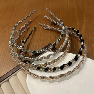 Détail de serre-têtes en cristal faits main avec motifs floraux et strass brillants