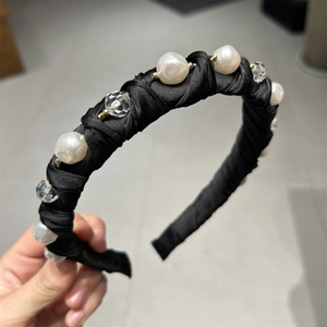 Serre-tête élégant en satin noir avec grandes perles blanches et cristaux pour les fêtes