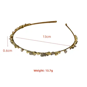 Detaillierte Maße des goldenen Blumenhaarreifens mit Steinen: 13cm Durchmesser, 0,6cm Breite