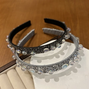 Cerchietto elegante in cristallo con strass e perline iridescenti su base bianca