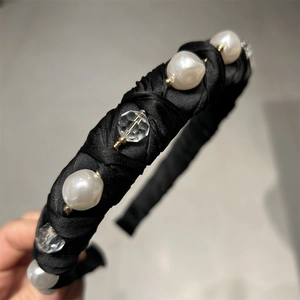 Serre-tête noir élégant avec perles blanches et cristaux pour coiffure de fête