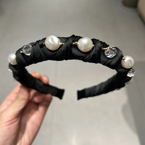 Vue détaillée du serre-tête en perles et cristaux avec finition en satin noir