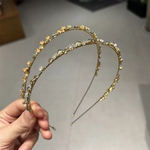 Detailaufnahme von Legierungshaarreifen mit zarten Blumenmustern und Strasssteinen