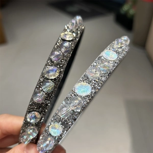 Dettaglio di due cerchietti con strass ovali colorati e denti interni antiscivolo