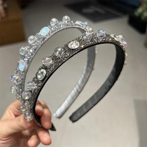 Dettaglio di cerchietti in cristallo con texture di strass argentati e neri scintillanti