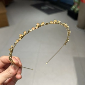 Eleganter goldener Haarreif aus Legierung mit zarten orangefarbenen Blumen und Kristallen