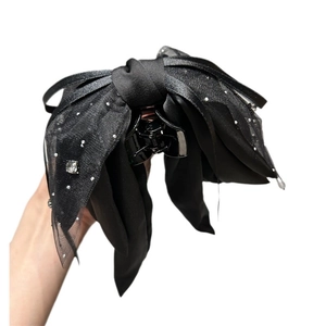Eleganter Haarklammer-Clip aus schwarzem Satin und Paillettennetz mit Strasssteinen