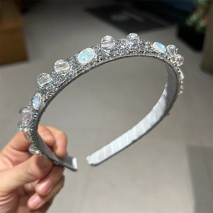 Dettaglio di un cerchietto argento con strass scintillanti e perle di opale