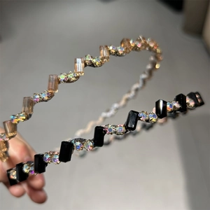 Gros plan de serre-têtes ondulés ornés de perles de cristal et de strass brillants