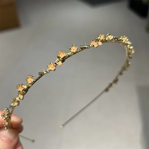 Eleganter dünner Goldmetall Haarreif mit rosa Blumenakzenten und Zweigdesign für Damen