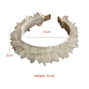 Detailsicht des weißen Blumen-Haarreifs mit 13cm Durchmesser, 3cm Breite und 53,6g Gewicht