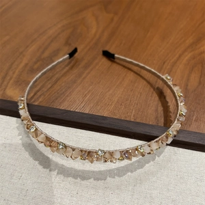 Détails du serre-tête serti de cristaux avec des strass champagne et ambre élégants