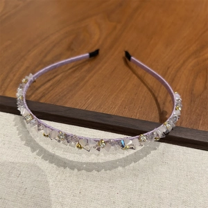 Détail du serre-tête lavande orné de strass, perles de cristal et accents dorés