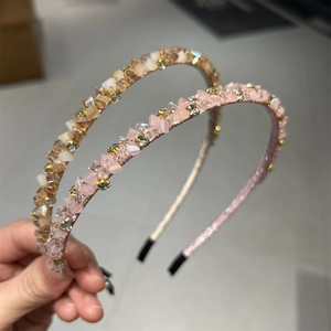 Détail de serre-têtes fins ornés de cristaux, de strass et de perles dorées
