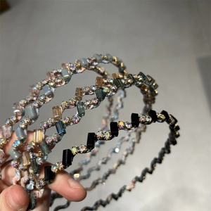 Détail d'un serre-tête ondulé orné de perles en cristal et de strass brillants