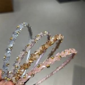Détail de quatre serre-têtes fins ornés de cristaux étincelants et de perles dorées