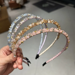 Serre-têtes élégants en cristal et strass colorés avec perles dorées et présentation à la main