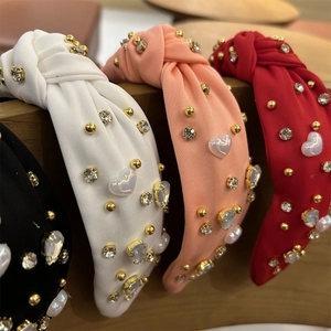 Détails des bandeaux noués en tricot avec strass en forme de cœur et perles fantaisie
