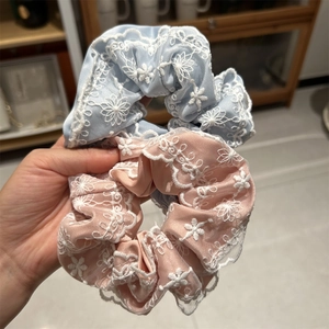 Chouchous brodés en dentelle bleu ciel et rose pêche pour queues de cheval
