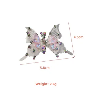 Dettaglio del fermaglio a farfalla mobile con strass, dimensioni di 5,8 cm x 4,5 cm