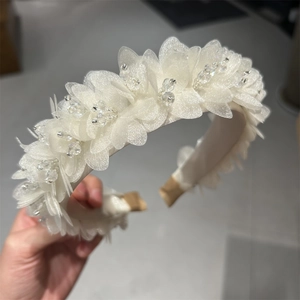 Exquisiter weißer Blumen Haarreif mit handgefertigten Organza-Blüten und Kristallperlen
