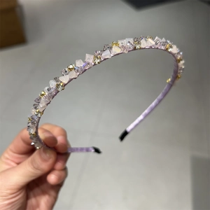 Serre-tête violet de luxe orné de cristaux concassés et de strass pour un style chic