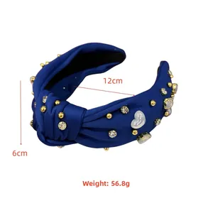 Détail du serre-tête bleu en tissu avec opale en cœur et dimensions 12cm par 6cm