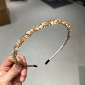 Détail du serre-tête en cristal champagne avec strass faits main et embouts antidérapants