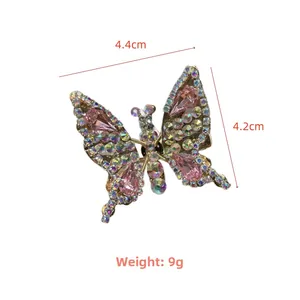 Vista dettagliata delle dimensioni della clip a farfalla con strass rosa, larghezza 4,4 cm