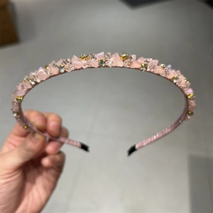 Détails des cristaux roses et strass scintillants sur un serre-tête de luxe élégant
