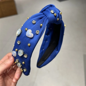 Serre-tête en tissu bleu avec cœurs en pierre, perles et strass brillants élégants