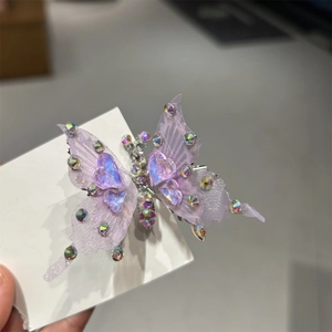 Squisita clip per capelli a farfalla viola con strass lucenti e ali in rete su carta bianca