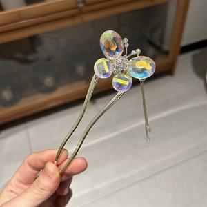 Elegante forcina per capelli a farfalla con ali di cristallo colorato e nappe dorate chic