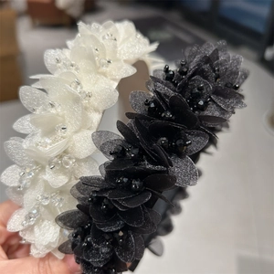 Detailansicht von 3D-Netzblumen-Haarreifen mit handgefertigten Perlenakzenten