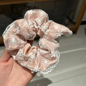 Chouchou bleu pastel avec broderie en dentelle blanche et tissu satiné pour queue de cheval