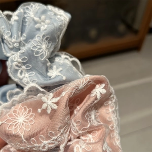 Vue macro détaillée de la broderie en dentelle et du tissu transparent du chouchou