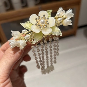 Detailansicht der Vintage-Maiglöckchen-Haarklammer mit eleganten Perlenquasten