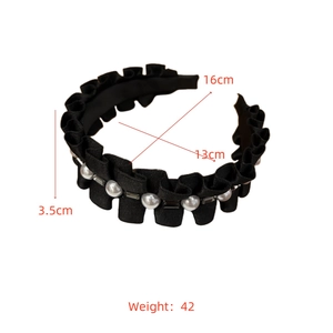Détail du serre-tête en satin noir plissé avec perles, strass et dimensions précises