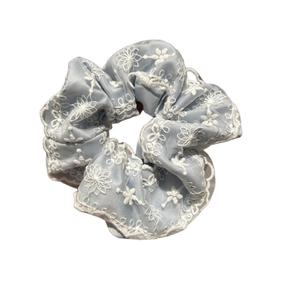 Chouchou en dentelle bleu clair avec broderie florale blanche pour coiffure élégante