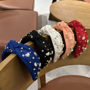 Détails de bandeaux à nœud torsadé ornés de perles en cœur et cristaux en cinq couleurs