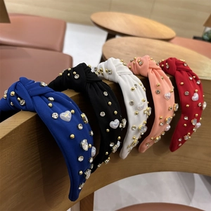 Détail de cinq serre-têtes noués assortis avec strass et accents de perles de cœur
