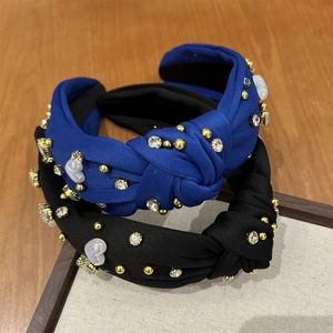 Vue détaillée des serre-têtes en tissu bleu et noir avec perles cœur et cristaux